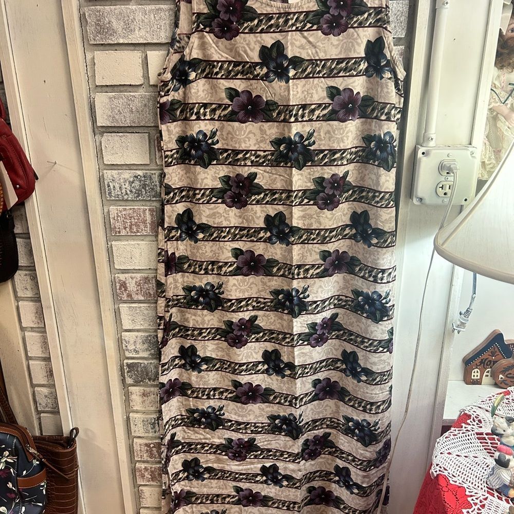 🛍️ Liz Baker Ladies LG tan/purple flowers sun dress